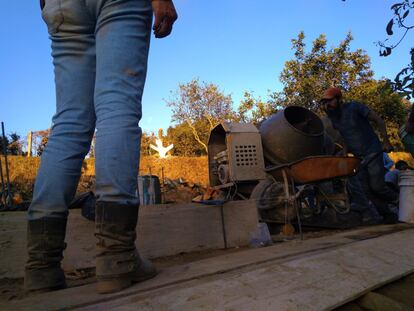 El proceso de VIEM es trabajar ellos sábado y domingo y dejar tareas a las familias para volver en siete días a construir las partes más complejas. Este sábado, con el suelo ya sembrado de botellas, los voluntarios colocaron tablas de madera alrededor del rectángulo, sujetadas con varillas de hierro directas al suelo. Luego, con una hormigonera alquilada a uno de los vecinos de Tetela y grava y arena donada por la Presidencia Municipal, hacen la mezcla de cemento.

