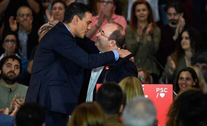 El presidente del Gobierno en funciones, Pedro Sánchez, y el el primer secretario de los socialistas catalanes, Miquel Iceta, durante un mitin en Viladecans.