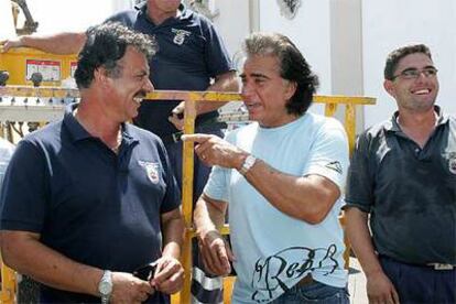 El Puma charla con los operarios que instalaban ayer el escenario donde actuará hoy en Candelaria.