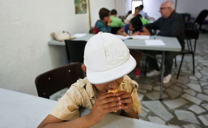 La parroquia de Santa Maria Magdalena de Barcelona reparte cada tarde la merienda a los ni&ntilde;os.