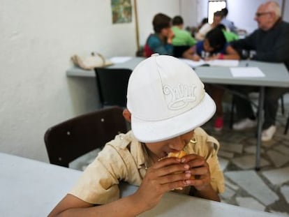 La parroquia de Santa Maria Magdalena de Barcelona reparte cada tarde la merienda a los ni&ntilde;os.