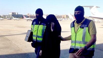 La niña yihadista, custodiada por la Guardia Civil.