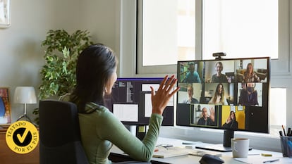 Mujer enfrente de un ordenador haciendo una videoconferencia de trabajo.