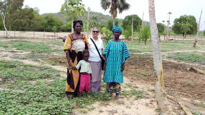 Janeth Aguirre, con las mujeres viudas del huerto en Koulikoro.