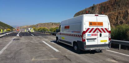 Operarios de API durante labores de reparación del firme en una carretera.