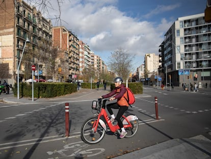 Uno de los nuevos tramos con carril bici central en el marco de la reforma de la Meridiana, en Barcelona, el mes pasado.