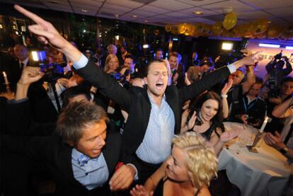 Seguidores del partido de extrema derecha, los Demócratas Suecos, celebran el resultado de las elecciones en las que obtuvieron el 5,8% de los votos.