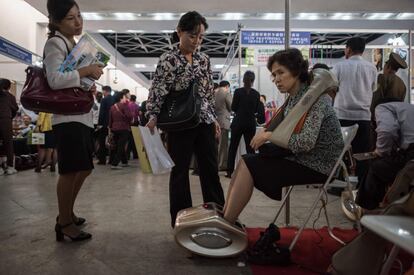 Una visitante prueba un dispositivo para masajear los pies, durante la Feria Comercial Internacional, en Pyongyang.