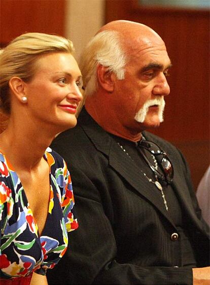 El actor Terry Bollea, conocido por interpretar el papel de Hulk Hogan, se ha divorciado de su mujer Linda. La crisis de la pareja, que llevaban 23 años casados, surgió hace aproximadamente año y medio cuando su hijo Nick estuvo involucrado en un accidente de tráfico.