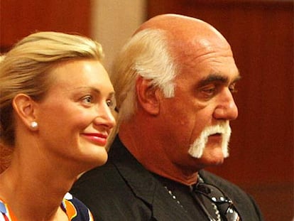 El actor Terry Bollea, conocido por interpretar el papel de Hulk Hogan, se ha divorciado de su mujer Linda. La crisis de la pareja, que llevaban 23 años casados, surgió hace aproximadamente año y medio cuando su hijo Nick estuvo involucrado en un accidente de tráfico.