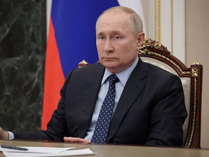 El presidente ruso, Vladímir Putin, preside una reunión con miembros del Gobierno a través de una videoconferencia en el Kremlin en Moscú, Rusia, este viernes.