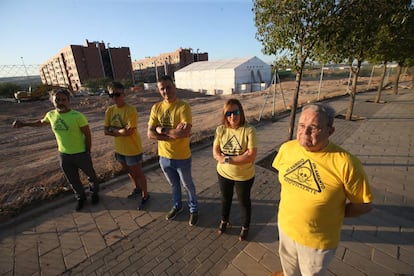 De izquierda a derecha: Rafael García, Inmaculada Gómez, Héctor Cano, Nuria Serrano y Lisardo Gómez, de Mi barrio sin amianto.