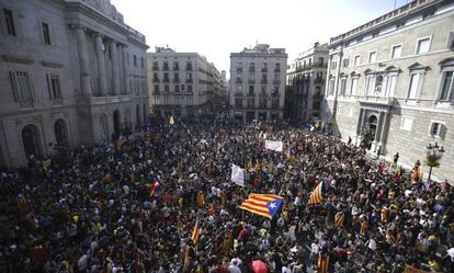 Una protesta a la plaça de Sant Jaume el 26 d'octubre davant el temor que Puigdemont convoqués eleccions.