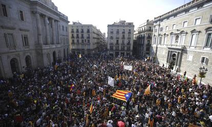 Una protesta en la plaza de Sant Jaume el 26 de octubre ante el temor de que Puigdemont convocase elecciones.