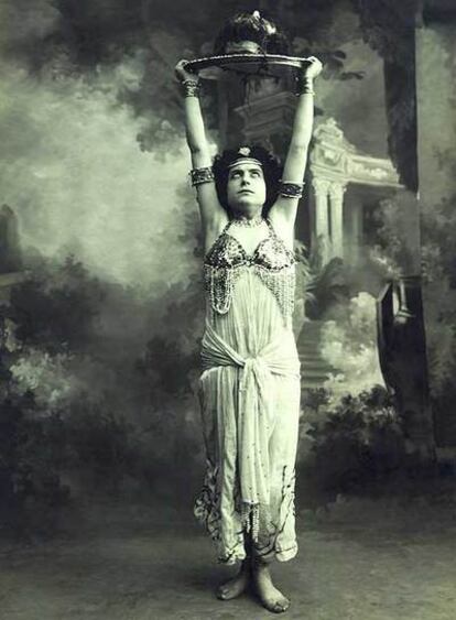 Margarita Xirgu, representando <i>Salomé,</i> de Oscar Wilde.