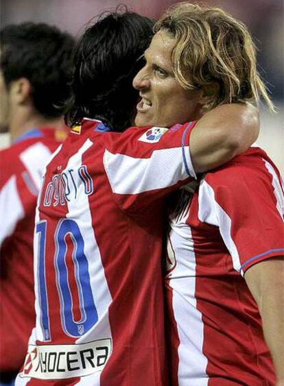 Forlán festeja su gol con Agüero.