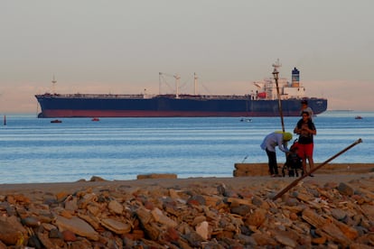 Un barco cruza el golfo de Suez hacia el mar Rojo.