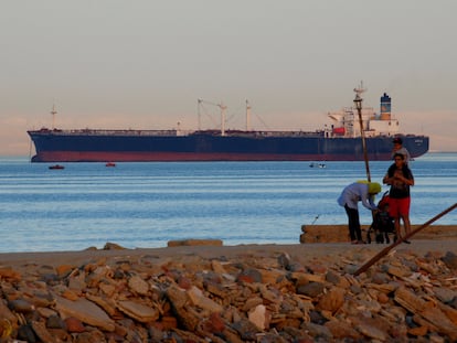 Un barco cruza el golfo de Suez hacia el mar Rojo.