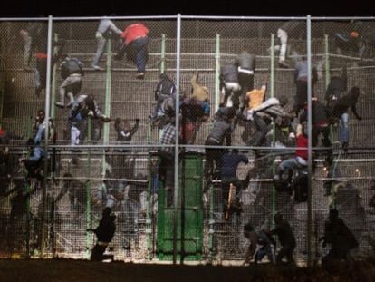 Un grupo de inmigrantes intenta entrar en Melilla, el pasado mayo.