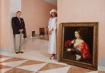 El barón y su esposa, Carmen Cervera, posan el 1 de enero de 1992 en una de las salas del Museo Thyssen-Bornemisza, meses antes de la inauguración. 