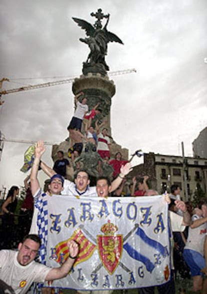Aficionados del Zaragoza celebran el ascenso en la plaza de España.