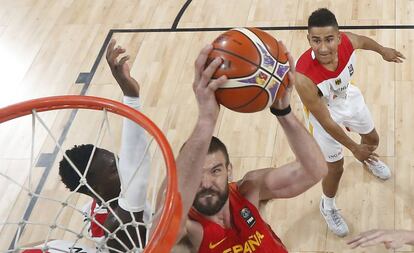 Marc Gasol, va a canasta ante Alemania.