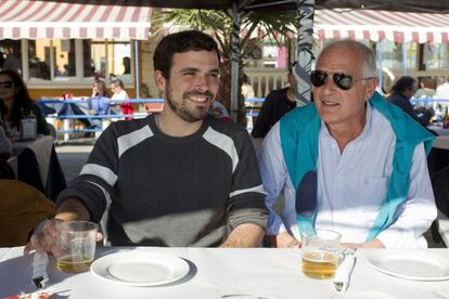 El candidato de IU a la Presidencia del Gobierno, Alberto Garzón, junto a su padre Alberto, en un chiringuito de la localidad malagueña de Rincón de la Victoria en la jornada de reflexión previa a las elecciones generales.