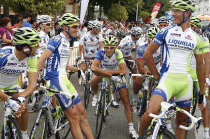 Nibali, rodeado por sus compañeros de equipo, antes de salir en una etapa.