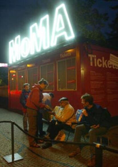 Varias personas hacen cola en la madrugada del pasado día 26 esperando a que se abran las taquillas de la Nueva Galería Nacional de Berlín.