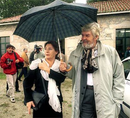 Xosé Manuel Beiras, junto a su compañera, Aurora Pereira, tras votar en el concello de Brión (A Coruña).