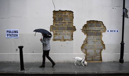 Un ciudadano se disponte a votar en un centro electoral de Londres (Inglaterra).