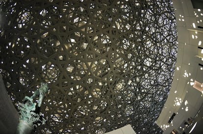 Vista de la cúpula del museo del Louvre de Abu Dabi. Dos tercios del museo está cubierto por una cúpula de 180 metros de diámetro que proporciona una agradable sombra para huir del sol abrasador del Golfo. El efecto buscado es el “de un ágora”, según explicó el arquitecto Jean Nouvel.