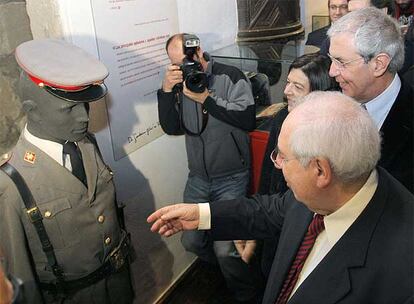 El presidente de Asturias, Vicente Álvarez Areces y su homólogo gallego, Emilio Pérez Touriño (dcha.) observan un traje de un <i>gris</i>, en la inauguración de la muestra <i>Do Gaudeamus Igitur ao Venceremos Nós</i>.