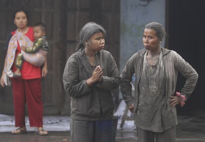 Habitantes de la localidad de Klaten, Indonesia, totalmente cubiertos por ceniza volcánica.