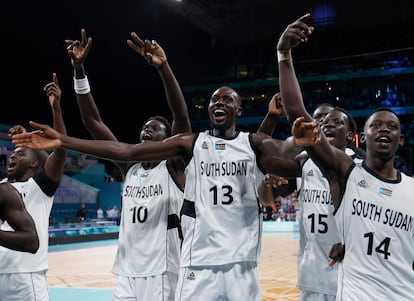 Los jugadores de la selección masculina de baloncesto de Sudán del Sur celebran su triunfo ante Puerto Rico en su estreno olímpico, el pasado domingo.
