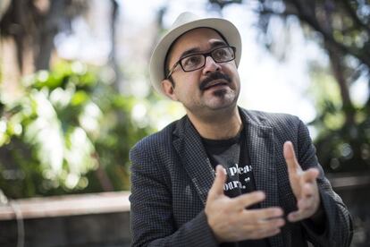El escritor mexicano Bernardo Esquinca presenta su última novela 'Carne de ataúd'.
