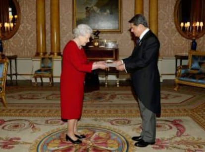 Federico Trillo con la reina Isabel II.