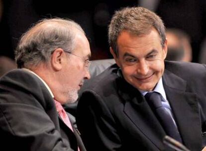 Pedro Solbes habla a Rodríguez Zapatero durante la sesión plenaria del G-20 el sábado en Washington.