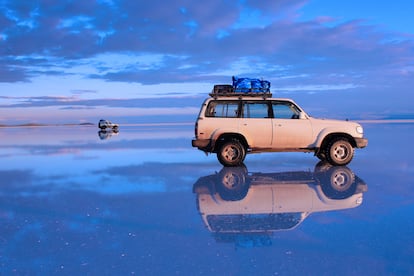 Two cars on the Salar de Uyuni, whose extension is 10,582 square kilometers. 