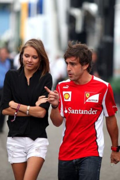 Dasha Kapustina y Fernando Alonso, el 22 de julio en Hockenheim.