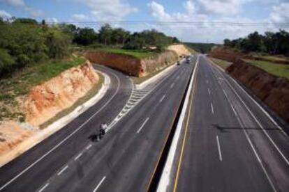 La Autopista al Río Magdalena 1 incluye un total de 93 kilómetros de vías intervenidas y 156 kilómetros de vías en operación y mantenimiento, así como la construcción de seis túneles que suman 12,6 kilómetros y de 126 puentes con una extensión total de 22,44 kilómetros. EFE/Archivo