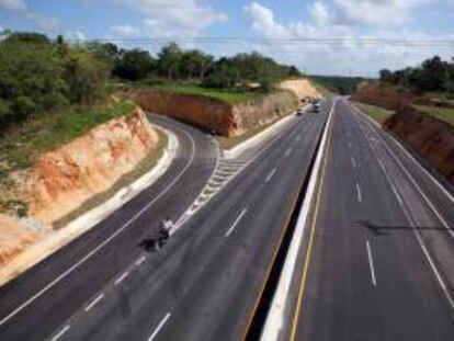 La Autopista al Río Magdalena 1 incluye un total de 93 kilómetros de vías intervenidas y 156 kilómetros de vías en operación y mantenimiento, así como la construcción de seis túneles que suman 12,6 kilómetros y de 126 puentes con una extensión total de 22,44 kilómetros. EFE/Archivo