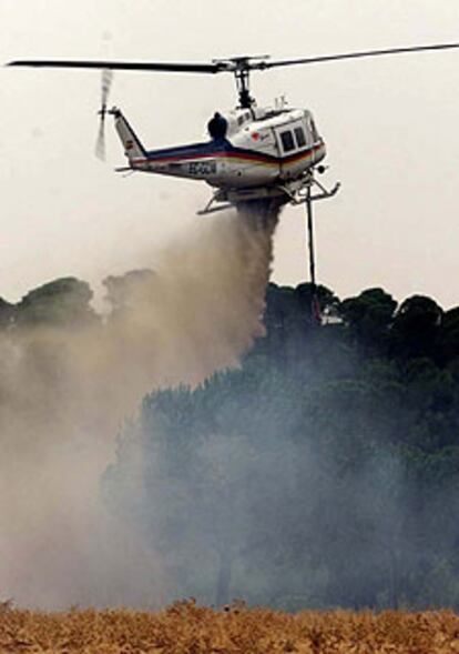 Un helicóptero, ayer, en la zona incendiada en Valverde.