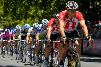 Lance Armstrong, ayer, al frente del pelotón en la última etapa del Tour Down Under.