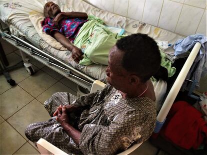Un hombre de 93 años y su mujer esperan en una de las habitaciones del hospital. Él contrajo paludismo hace unos días y llegó muy deshidratado. Ahora recibe suero, vitaminas y cuidados de confort durante su estancia. "Tiene suerte porque está su esposa. Muchos vienen solos, abandonados", dice la enfermera Kizimba.