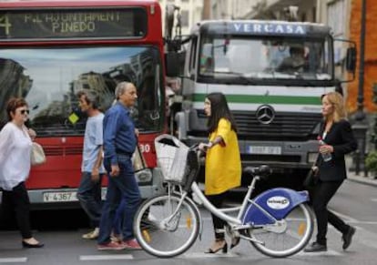 Peatones, ciclistas y autobuses, en el entorno de la plaza del Ayuntamiento.