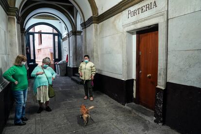 Julia (izquierda), es la hija de la antigua portera y lleva en la casa 68 años, aparece junto a otras dos vecinas, Loli (centro), Soraya y el perro Pelusa.