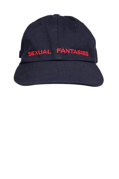 No, una gorra con el lema 'fantasias sexuales' valorada en 200 euros tampoco parece el típico regalo que tu abuela te compraría por Navidad.