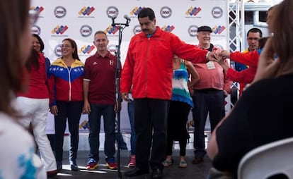 Nicolás Maduro, em comício depois de votar no domingo.