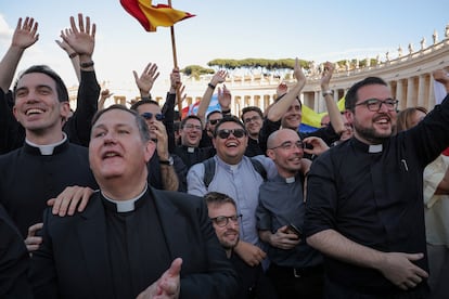 Un grupo de curas celebra la fumata blanca en San Pedro del Vaticano.   